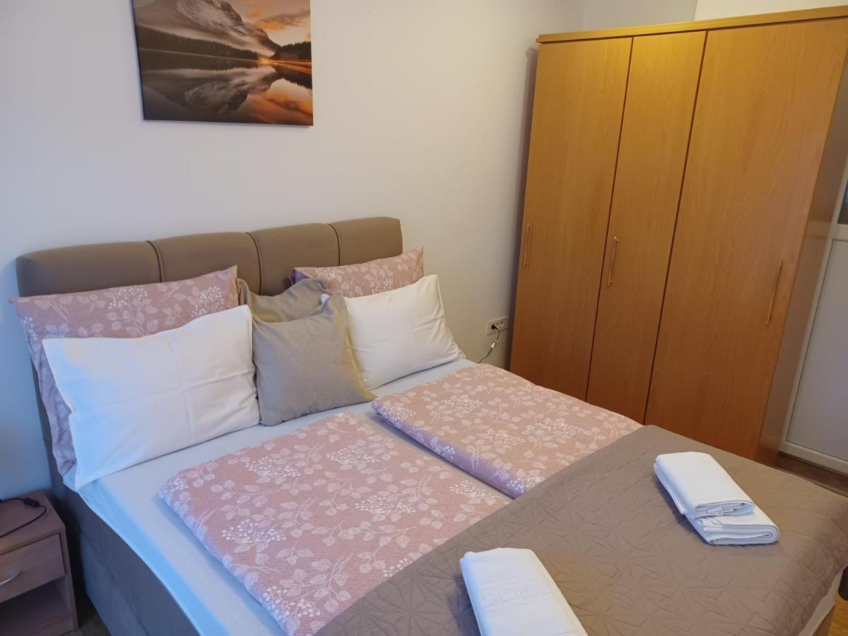Apartmani Marijamagdalena Gračac Eksteriør billede