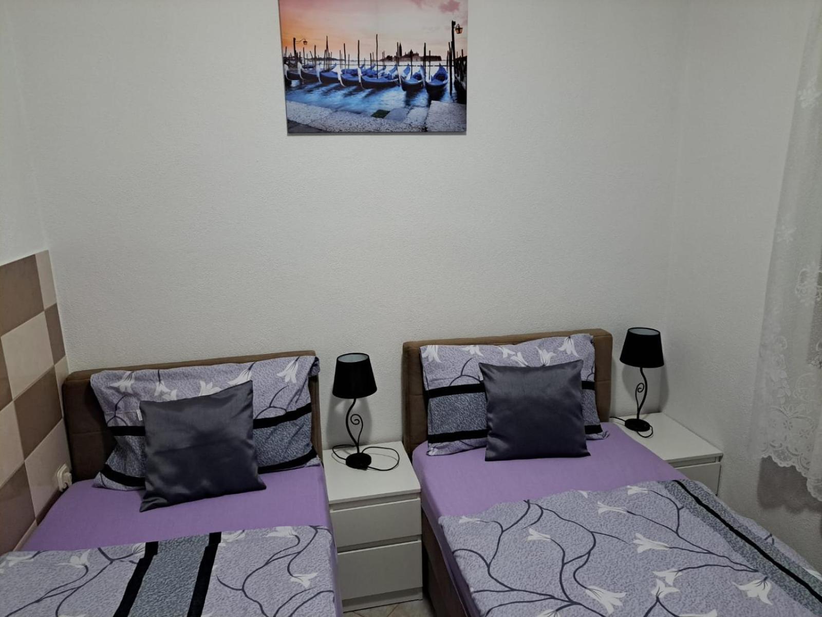 Apartmani Marijamagdalena Gračac Eksteriør billede