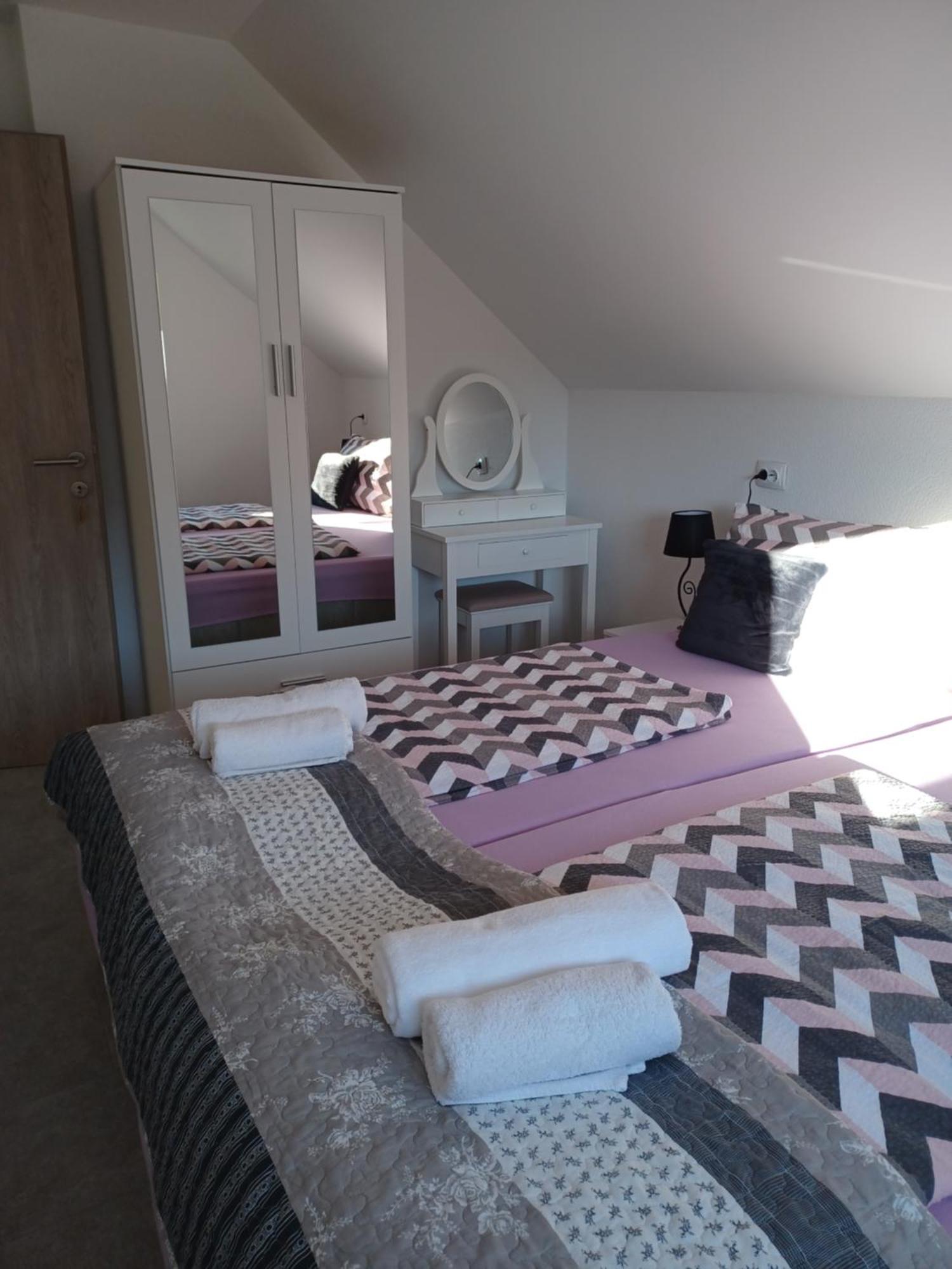 Apartmani Marijamagdalena Gračac Eksteriør billede