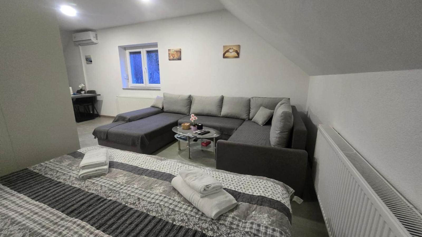 Apartmani Marijamagdalena Gračac Eksteriør billede